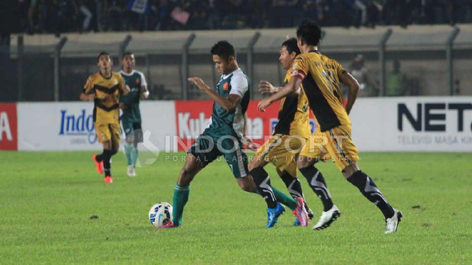 PS TNI maupun Mitra Kukar tetap tidak bisa lolos dan melaju ke babak semifinal Piala Bhayangkara 2016. Copyright: &copy; Muhammad Ginanjar/INDOSPORT